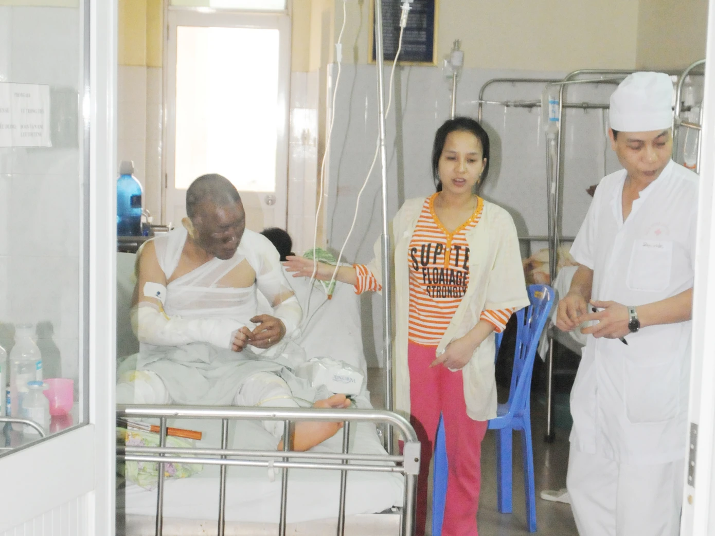 Bệnh nhân Đặng Văn Tiệp (24 tuổi) bỏng lửa 8%. Ảnh: Tuấn Nguyễn