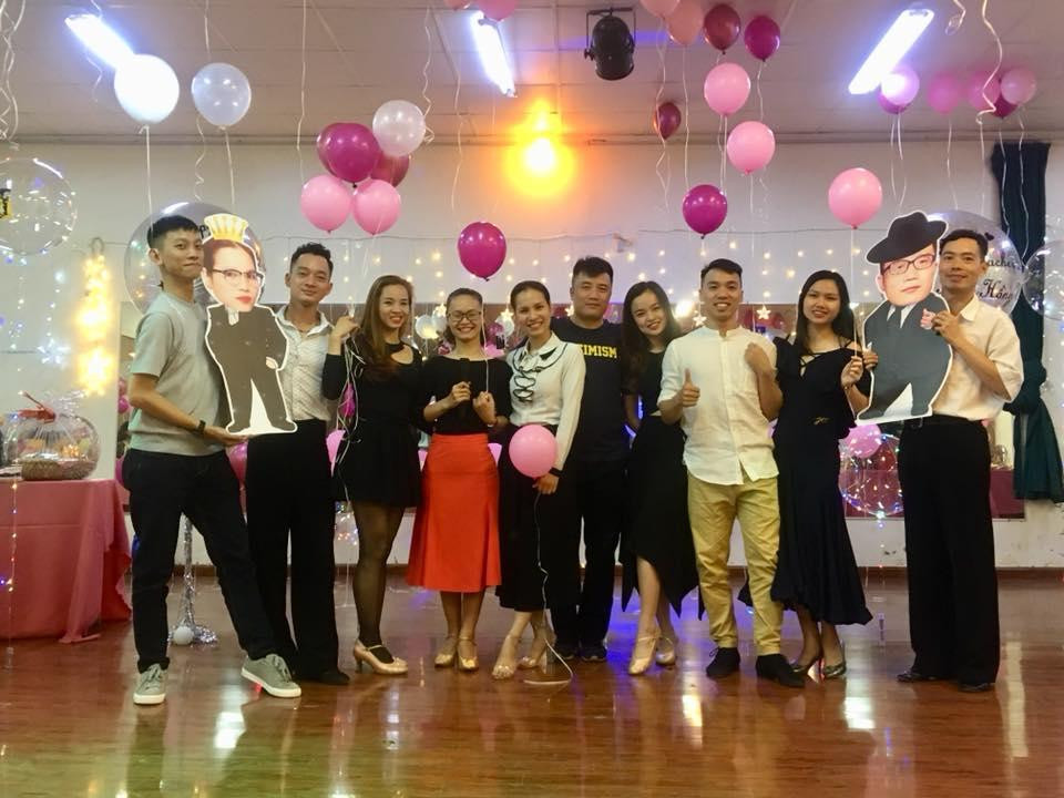 Các học trò của Hồng Việt-Thu Trang chung vui cùng thầy cô nhân ngày Nhà giáo Việt Nam- Ảnh: NVCC Các học trò của Hồng Việt-Thu Trang chung vui cùng thầy cô nhân ngày Nhà giáo Việt Nam- Ảnh: NVCC