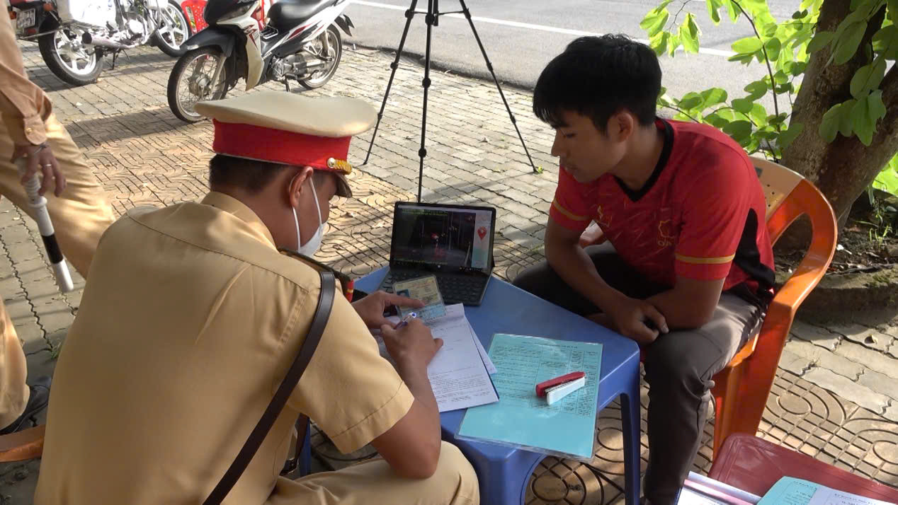 Theo Phòng cảnh sát giao thông, công an tỉnh Kon Tum, sau khi áp dụng Nghị định mới, ý thức của người dân được nâng cao rõ rệt. Tuy nhiên những lỗi như vi phạm nồng độ cồn, vi phạm tốc độ vẫn còn diễn ra.