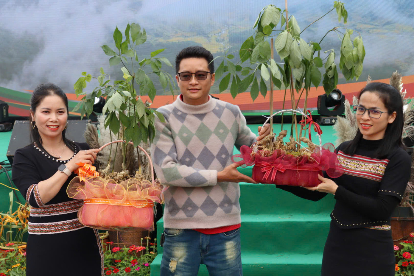 UBND huyện Tu Mơ Rông tổ chức đấu giá 4kg sâm Ngọc Linh thu về số tiền 750 triệu đồng. UBND huyện Tu Mơ Rông tổ chức đấu giá 4kg sâm Ngọc Linh thu về số tiền 750 triệu đồng.