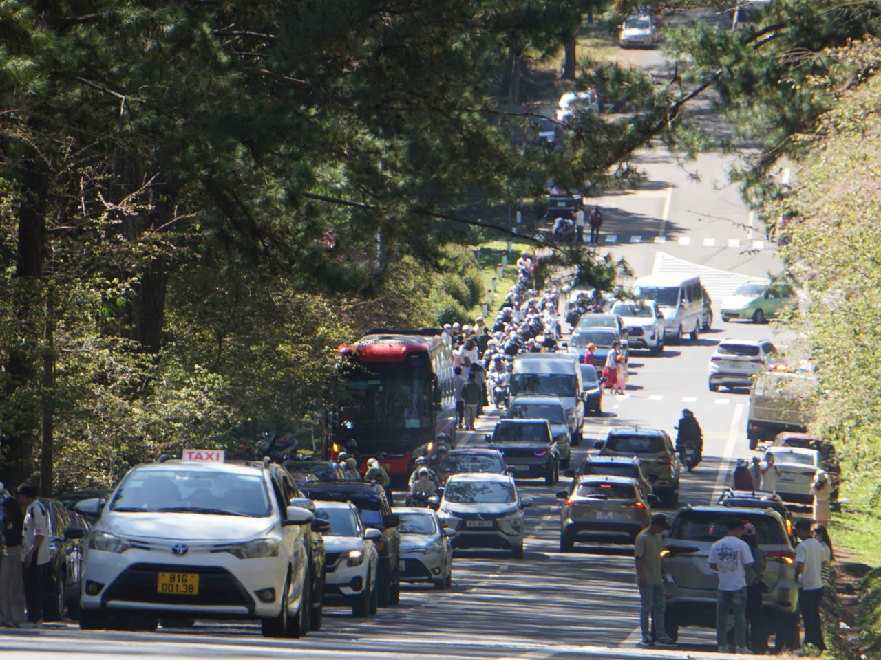 Lực lượng chức năng được tăng cường điều tiết giao thông, tránh để tình trạng ùn tắc diễn ra