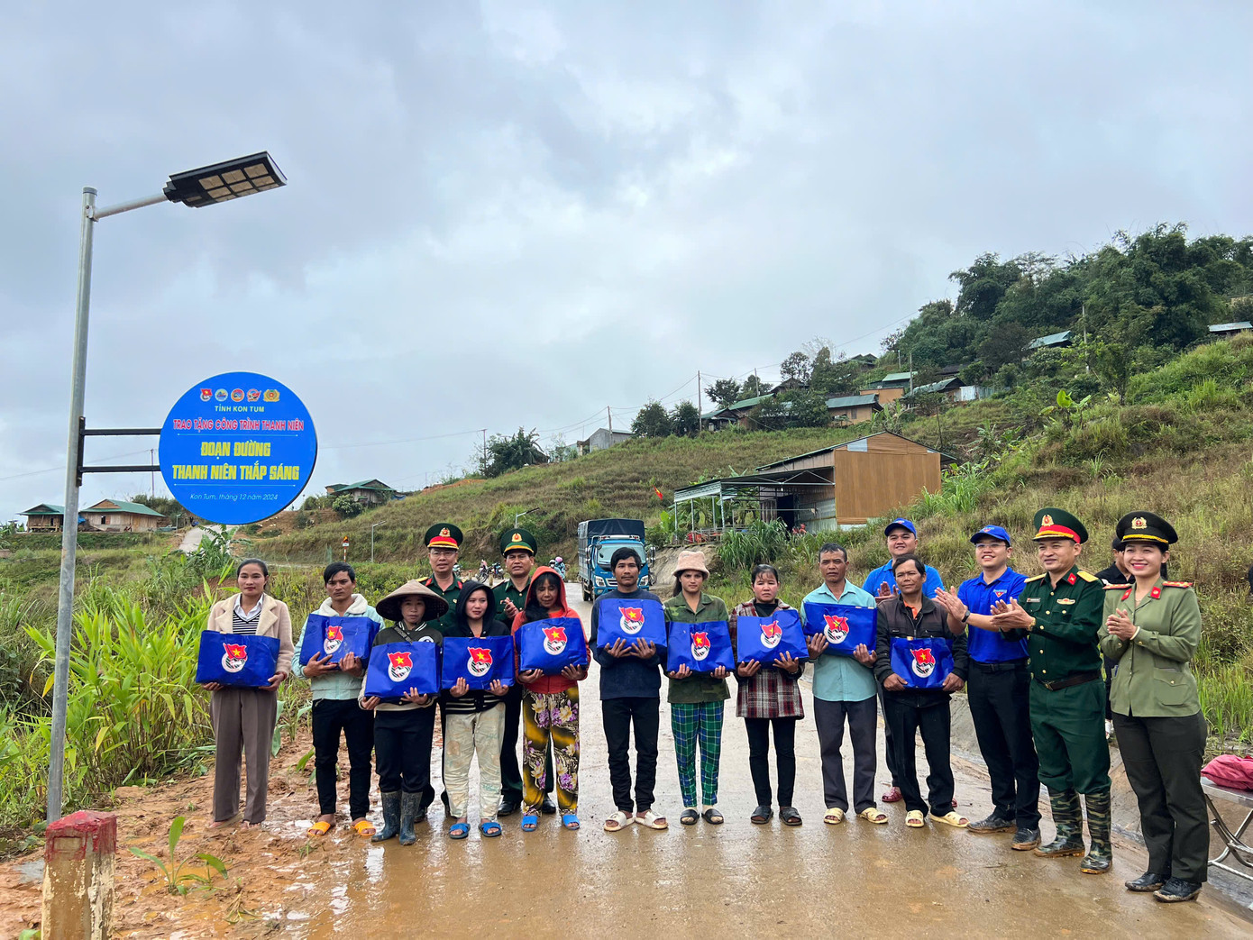 Tỉnh Đoàn Kon Tum tích cực lắp đèn năng lượng mặt trời tại các xã biên giới khó khăn.