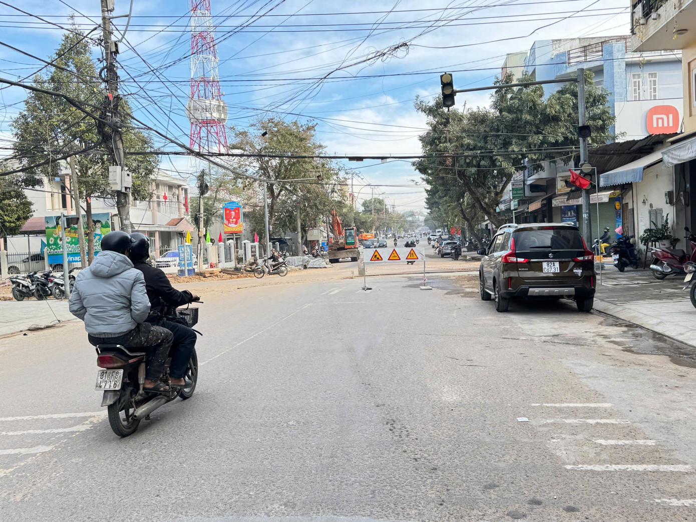 Theo ghi nhận, trên các tuyến đường thuộc địa bàn TP.Kon Tum, trường hợp ô tô đậu dưới lòng đường, sai quy định vẫn đang diễn ra.