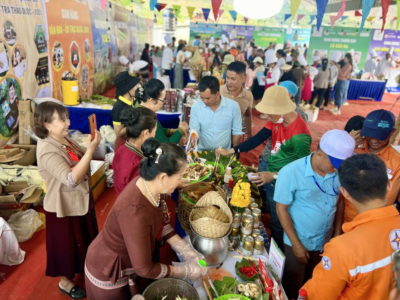 Hội thi ẩm thực dược liệu quốc tế diễn ra tại thôn Tu Thó đã xác lập kỷ lục Việt Nam về 120 món ăn chế biến từ sâm dây.