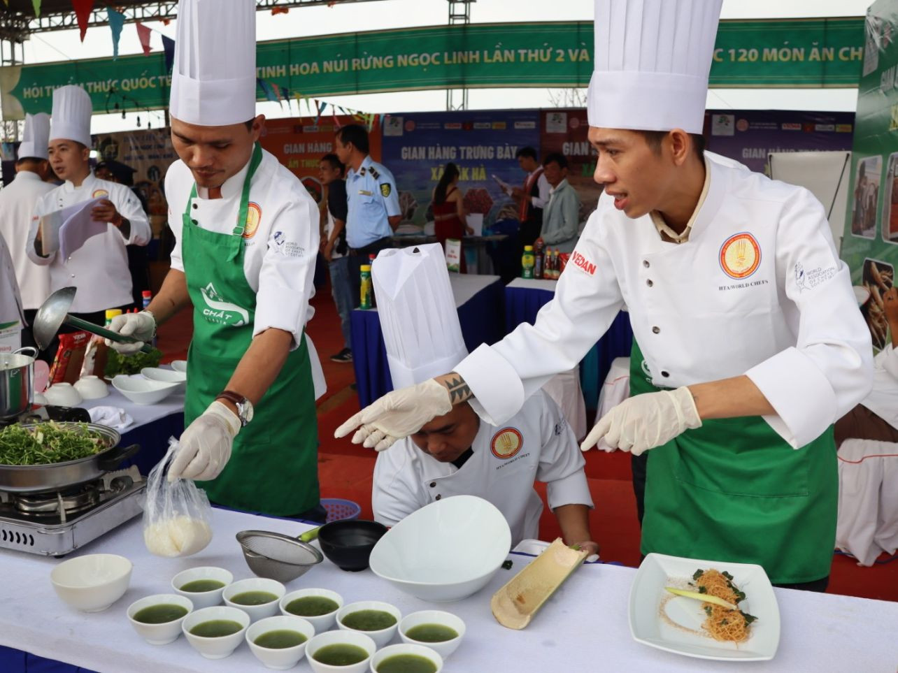 Hội thi ẩm thực dược liệu quốc tế diễn ra tại thôn Tu Thó đã xác lập kỷ lục Việt Nam về 120 món ăn chế biến từ sâm dây.