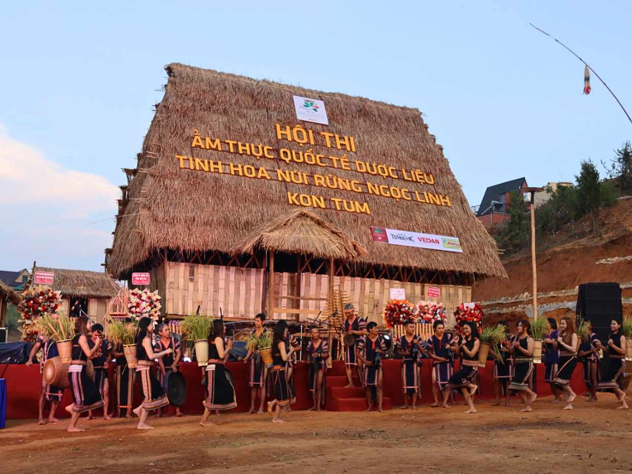 Tu Thó còn là ngôi làng tái định cư đầu tiên ở Kon Tum được chọn để đăng cai 2 sự kiện mang tầm vóc quốc tế và có ảnh hưởng đến ngành sâm.