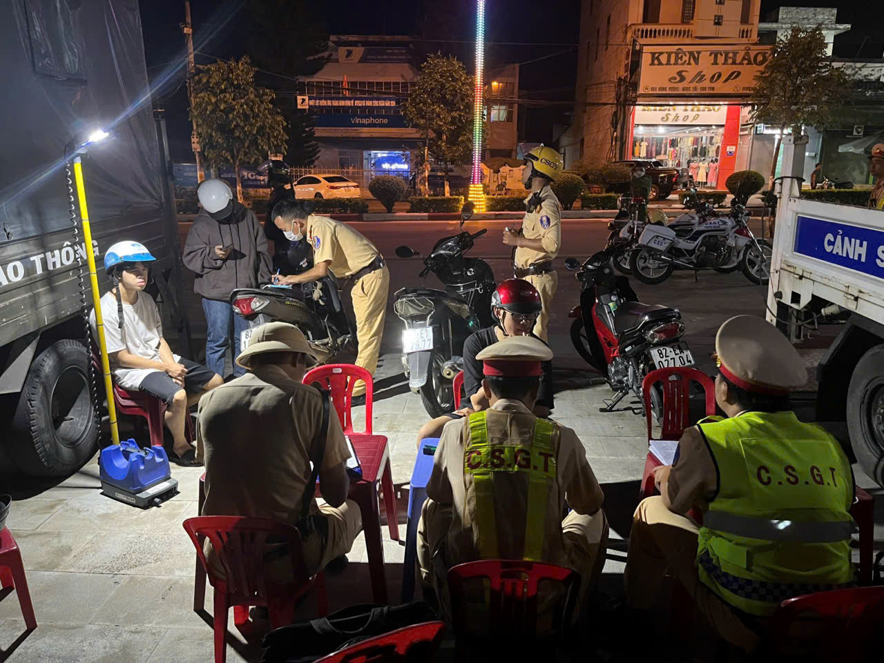 Sau khi Nghị định 168 được áp dụng, toàn tỉnh Kon Tum đã tạm giữ 193 xe, 529 giấy tờ các loại và phạt tại chỗ 6 trường hợp.