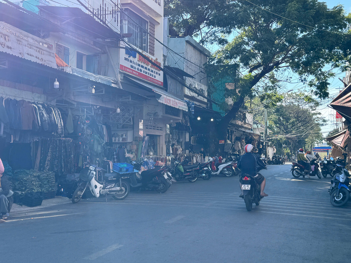 Trường hợp xe máy đậu dưới lòng đường xảy ra tại các quán cà phê, khu vực chợ...