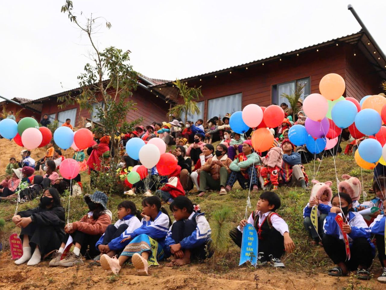 Bà con Xơ Đăng phấn khởi khi có một hướng kinh tế mới để nâng cao thu nhập. Bà con Xơ Đăng phấn khởi khi có một hướng kinh tế mới để nâng cao thu nhập.