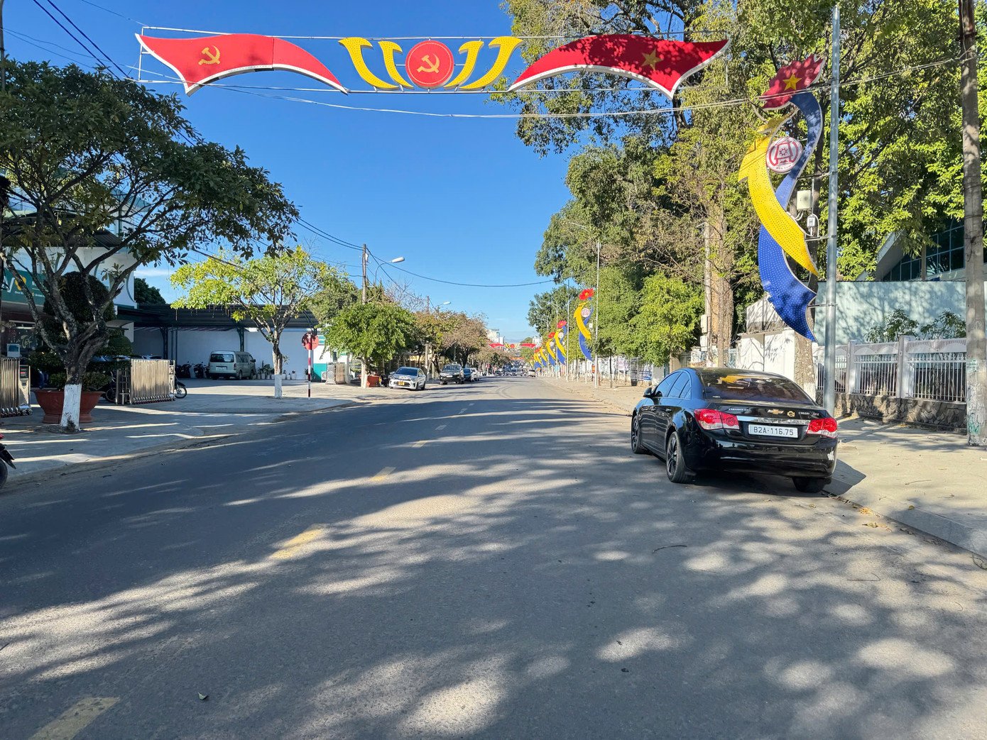 Theo ghi nhận, trên các tuyến đường thuộc địa bàn TP.Kon Tum, trường hợp ô tô đậu dưới lòng đường, sai quy định vẫn đang diễn ra.