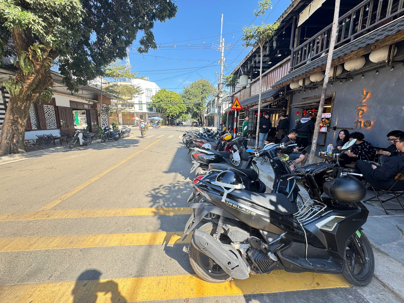 Trường hợp xe máy đậu dưới lòng đường xảy ra tại các quán cà phê, khu vực chợ...