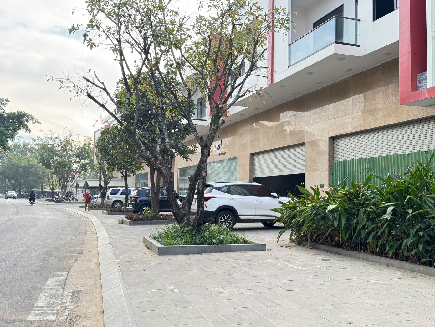 Theo đó, lỗi vi phạm dừng, đỗ sai quy định có 7 trường hợp. Phần lớn trường hợp đến từ việc ô tô đậu đỗ dưới lòng lề đường.