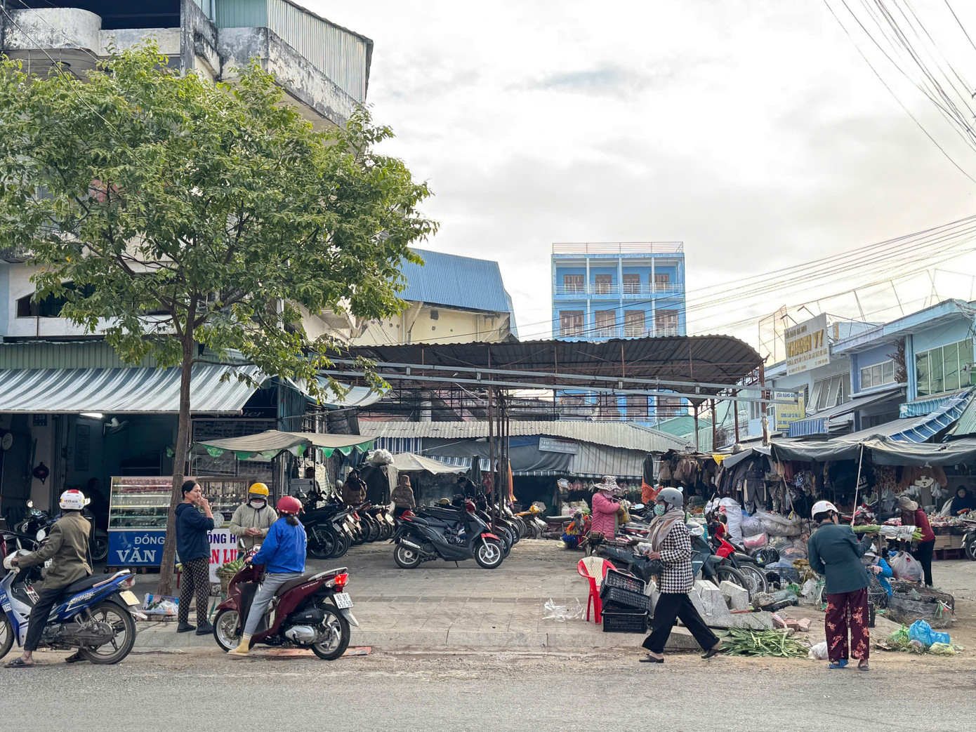 Ông Hoàng Minh Tuấn (trú TP.Kon Tum) cho biết: "Trước đây khi chưa có Nghị định 168, người dân thường để xe máy dưới lòng đường, gây ách tắc giao thông. Đến nay, nhiều người đã có ý thức khi gửi xe tại các điểm trong chợ, không còn trường hợp dựng xe bừa bãi".