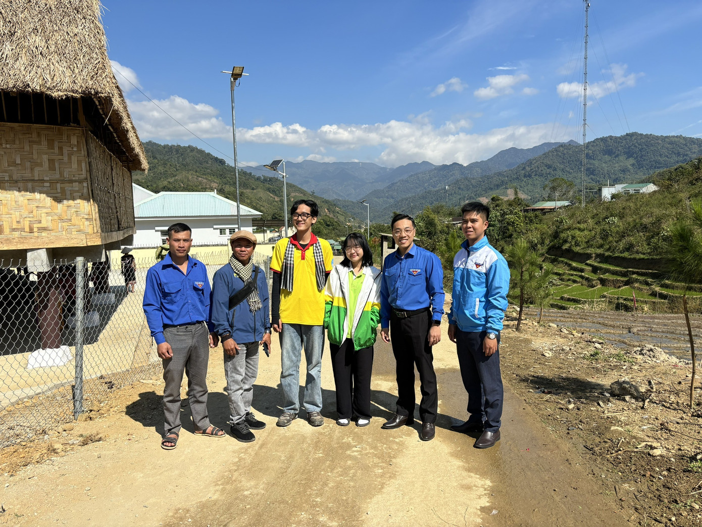 Nhiều bản làng vùng sâu vùng xa đã thay đổi cuộc sống từ khi được hỗ trợ lắp đặt đèn đường,