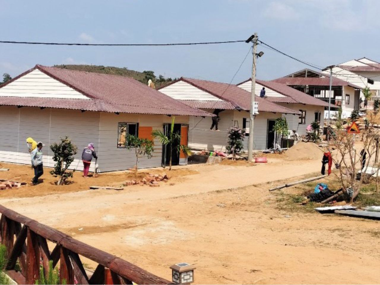 Khu tái định cư thôn Tu Thó được xây dựng cách đây khoảng 5 năm với mục đích đưa các hộ dân đồng bào Xơ Đăng ở vùng nguy cơ sạt lở về định cư.