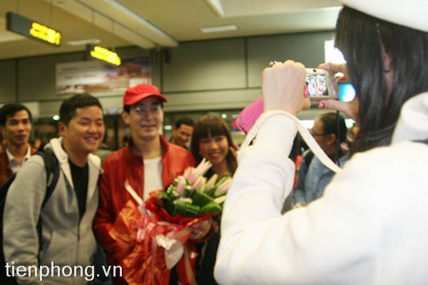 Chụp hình với mọi người.