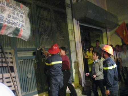 Lực lượng cứu hỏa phá cửa chữa cháy