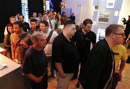 Hàng người đứng chờ mua Galaxy S3 tại cửa hàng bán lẻ ở Berlin