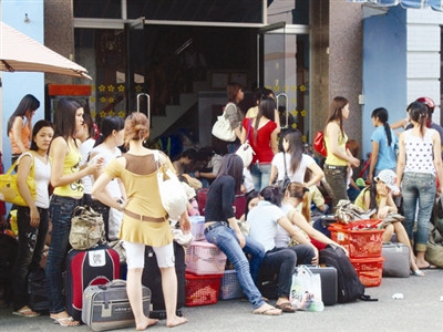 Gái mại dâm ở tụ điểm Tân Hoàng Phát - TPHCM được giải cứu. Ảnh: Hữu Vinh