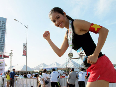 Hoàng My tham gia cuộc thi Condura Sky Way Marathon được tổ chức tại Philippines hồi tháng 2