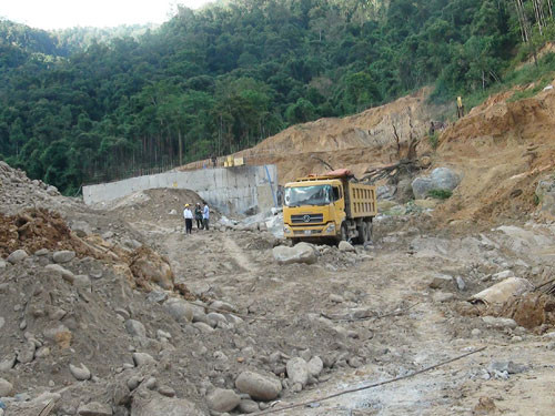 Hiện trường ngổn ngang với hàng trăm mét khối đất, đá, bê tông bị đổ sập