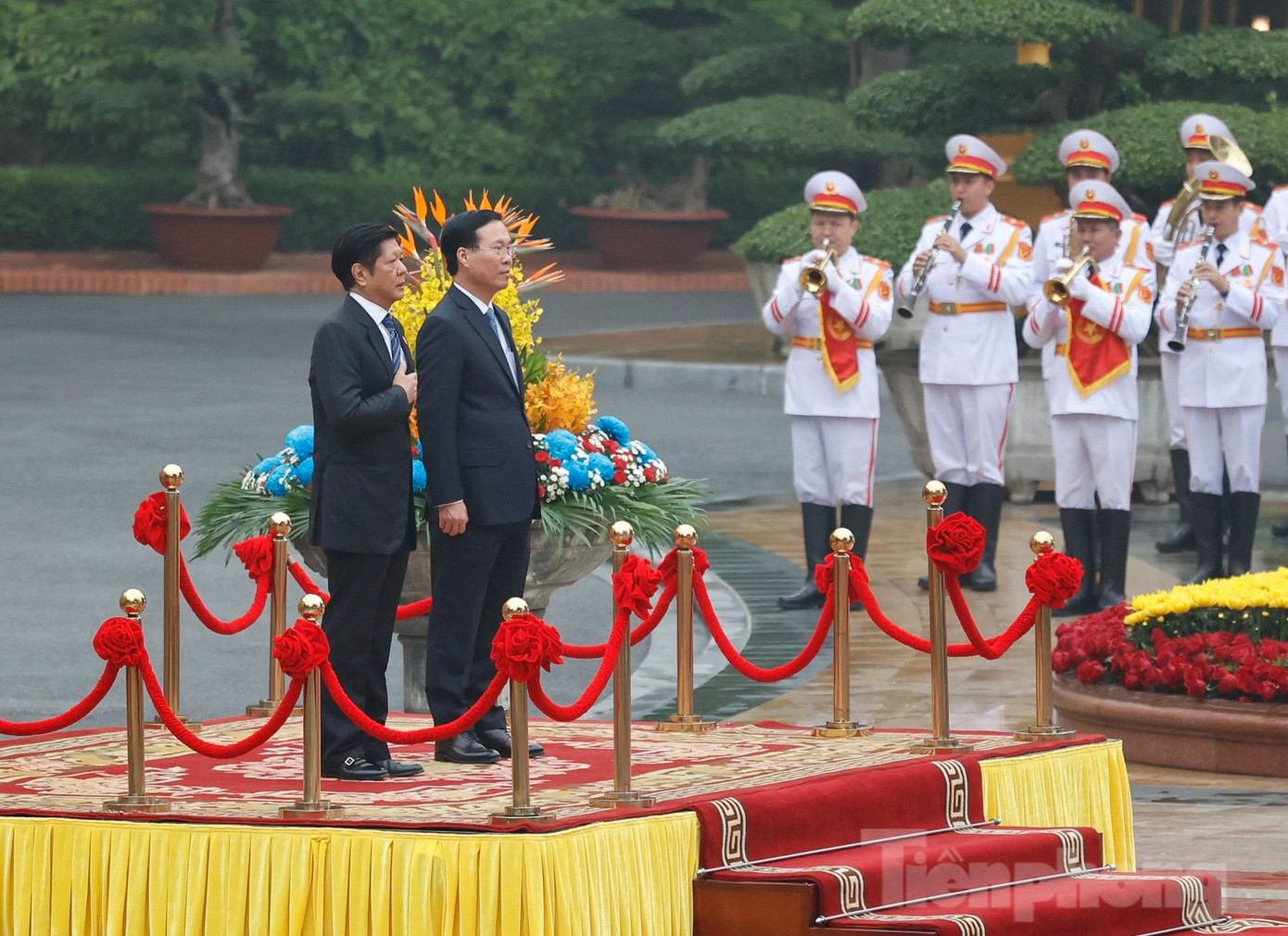 Chủ tịch nước Võ Văn Thưởng và Tổng thống Philippines Ferdinand Romualdez Marcos Jr trên bục danh dự, nghe quân nhạc cử Quốc thiều hai nước. (Ảnh: Như Ý)