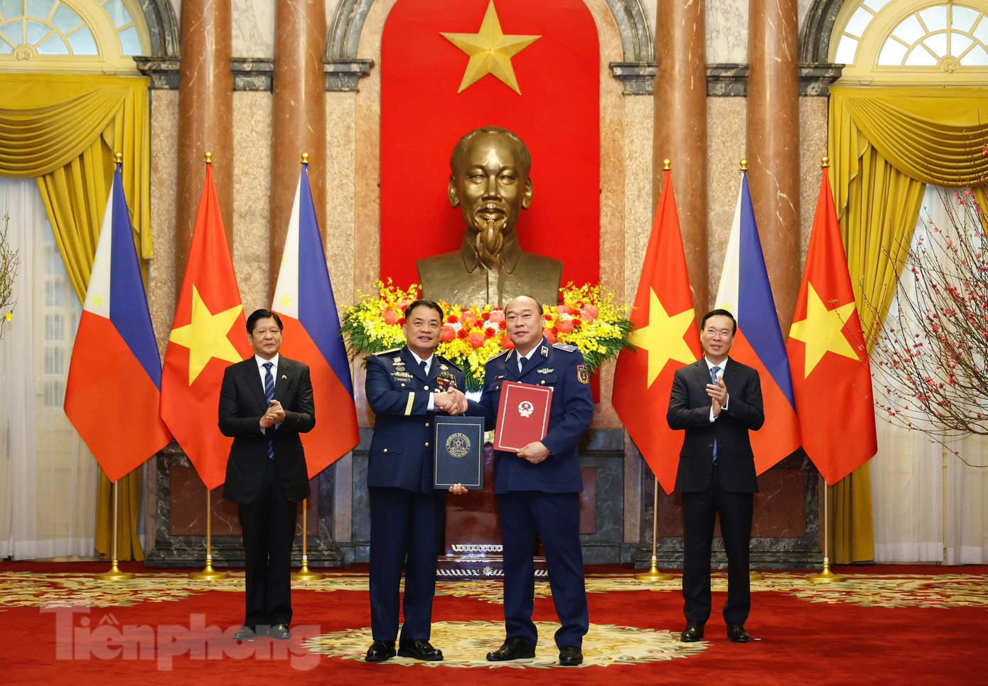 Việt Nam - Philippines ký Bản ghi nhớ về hợp tác giữa cảnh sát biển Việt Nam và Lực lượng bảo vệ bờ biển Philippines. (Ảnh: Như Ý)