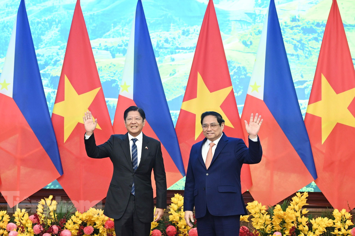 Thủ tướng Phạm Minh Chính và Tổng thống Philippines Ferdinand Marcos Jr chụp ảnh chung trước cuộc hội kiến ngày 30/1. (Ảnh: Như Ý)