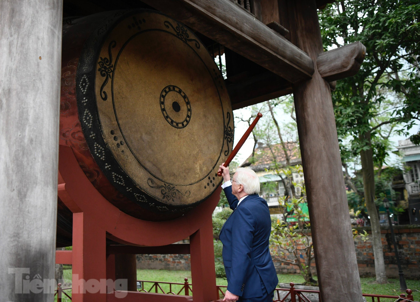Tổng thống Đức Frank- Walter Steinmeier đánh Trống Sấm trong Văn Miếu. (Ảnh: Như Ý)