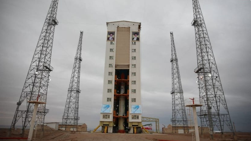 Vệ tinh Simorgh (Phoenix) 2 tầng của Iran trên bệ phóng tại địa điểm không được tiết lộ. (Ảnh: BQP Iran)