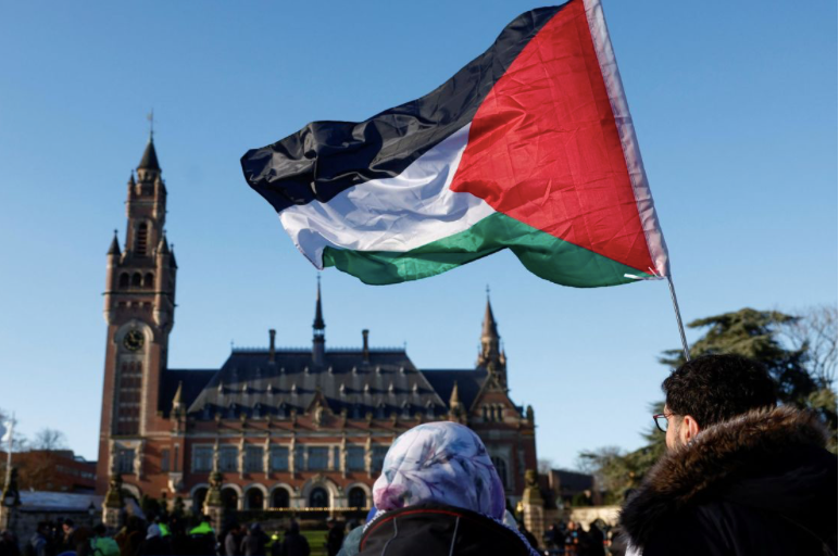 Những người ủng hộ Palestine tập trung bên ngoài trụ sở ICJ trước khi toà ra phán quyết. (Ảnh: Reuters) Những người ủng hộ Palestine tập trung bên ngoài trụ sở ICJ trước khi toà ra phán quyết. (Ảnh: Reuters)