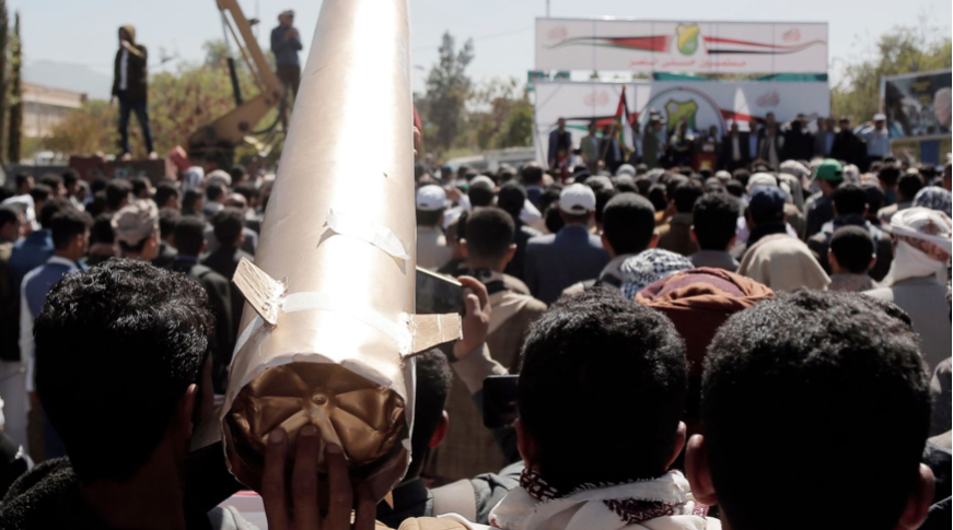 Người Yemen mang mô hình tên lửa tham gia cuộc biểu tình phản đối các cuộc không kích của Mỹ vào Yemen. (Ảnh: Getty) Người Yemen mang mô hình tên lửa tham gia cuộc biểu tình phản đối các cuộc không kích của Mỹ vào Yemen. (Ảnh: Getty)