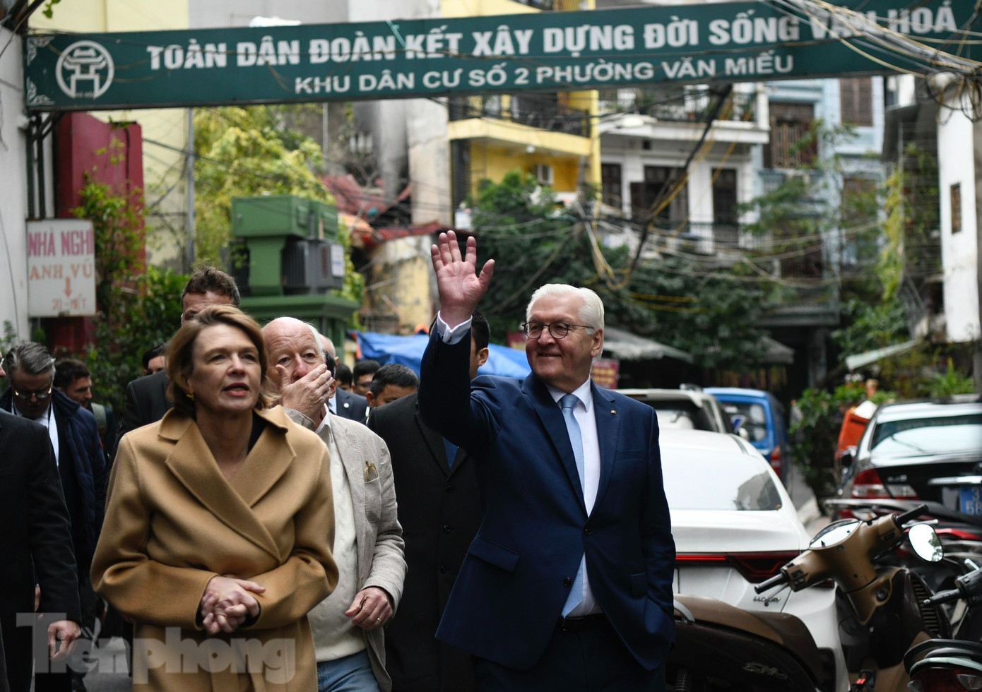 Sau khi rời Văn Miếu - Quốc Tử Giám, Tổng thống Đức Frank- Walter Steinmeier và Phu nhân đi bộ qua ngõ Thanh Miến vào quán uống cà phê. (Ảnh: Như Ý)