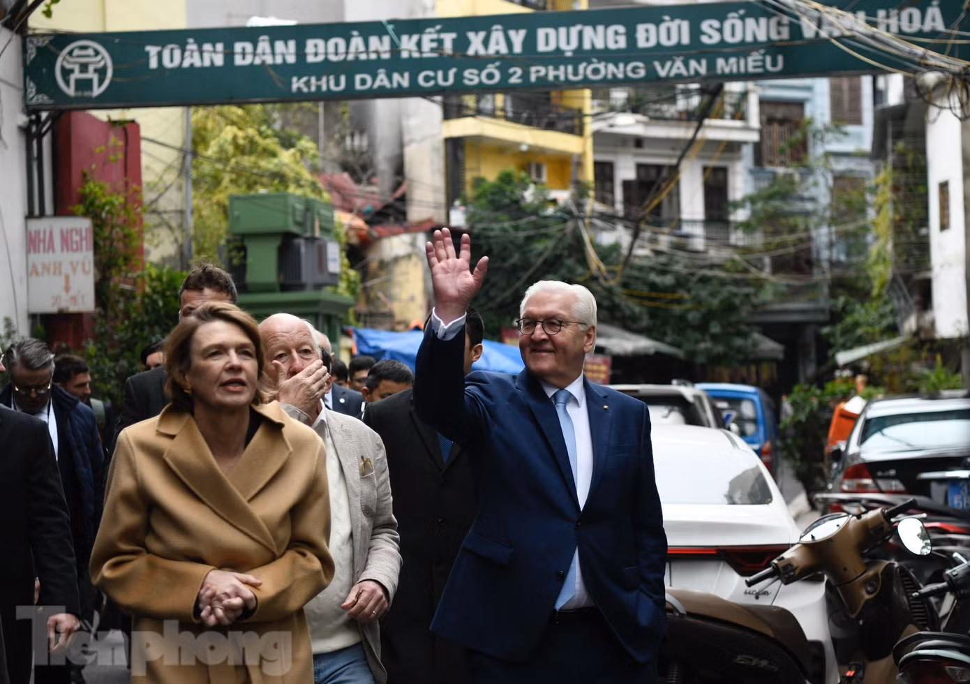 Sau khi rời Văn Miếu - Quốc Tử Giám, Tổng thống Đức Frank- Walter Steinmeier và Phu nhân đi bộ qua ngõ Thanh Miến vào quán uống cà phê. (Ảnh: Như Ý)