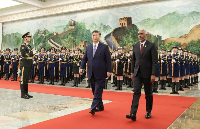 Chủ tịch Trung Quốc Tập Cận Bình đón Tổng thống Maldives ngày 10/1. (Ảnh: Reuters) Chủ tịch Trung Quốc Tập Cận Bình đón Tổng thống Maldives ngày 10/1. (Ảnh: Reuters)