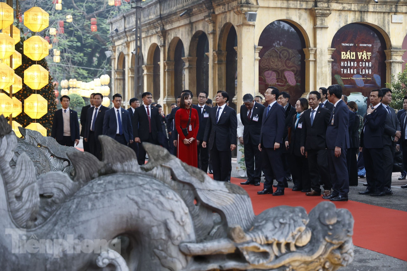 Hai nhà lãnh đạo được nghe giới thiệu về các di tích trong Hoàng thành Thăng Long. (Ảnh: Như Ý)