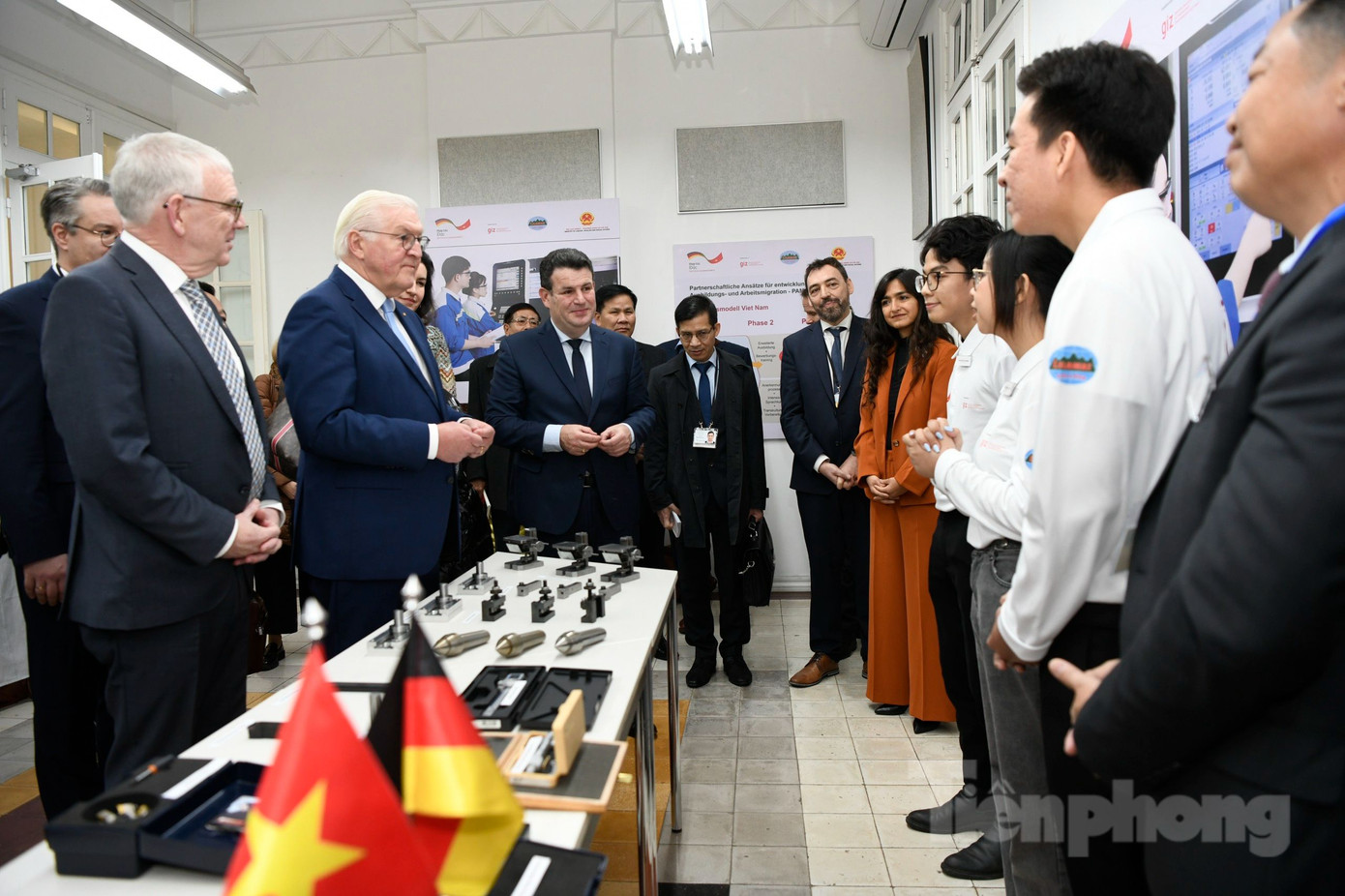 Tổng thống Đức Frank- Walter Steinmeier trao đổi với các sinh viên và học viên tại Viện Goethe. (Ảnh: Như Ý)