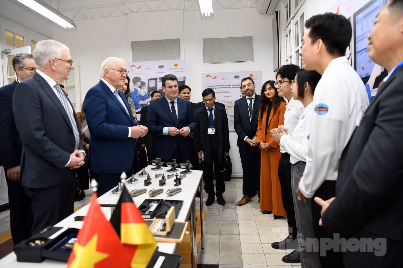 Tổng thống Đức Frank- Walter Steinmeier trao đổi với các sinh viên và học viên tại Viện Goethe. (Ảnh: Như Ý)