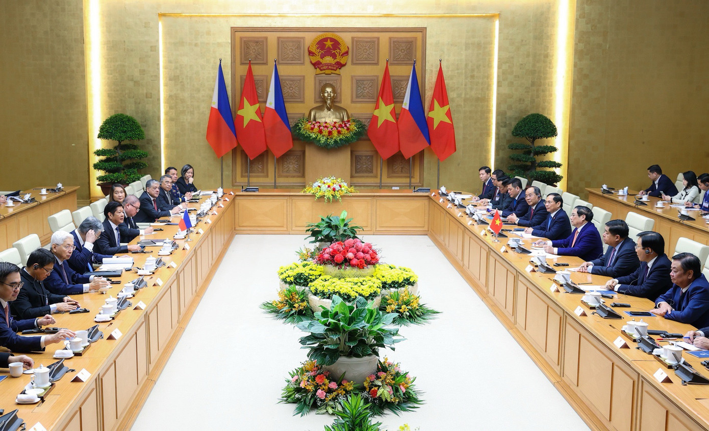 Hai Thủ tướng và các quan chức cấp cao hai nước trao đổi các biện pháp tăng cường hợp tác kinh tế Việt Nam - Philippines trong thời gian tới. (Ảnh: Như Ý)
