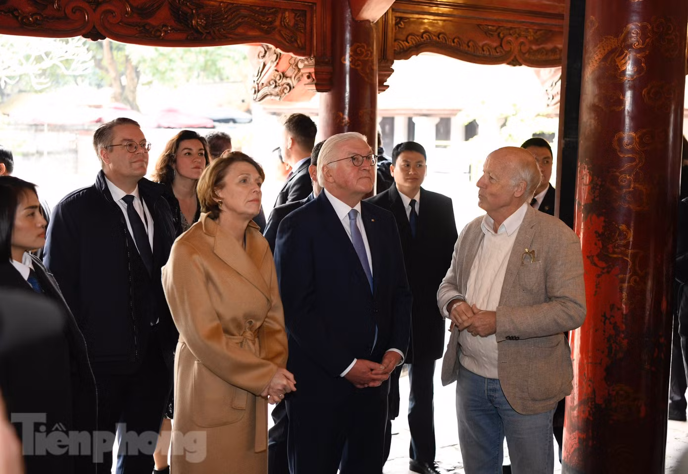 Tổng thống Đức Frank- Walter Steinmeier và Phu nhân được nghe giới thiệu về Văn Miếu - Quốc Tử Giám. (Ảnh: Như Ý)