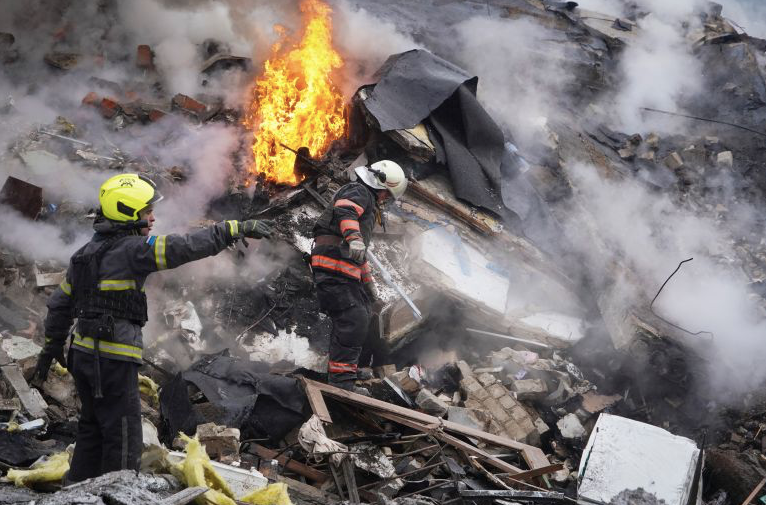 Hiện trường một vụ tấn công vào Kharkiv ngày 23/1. (Ảnh: AP)