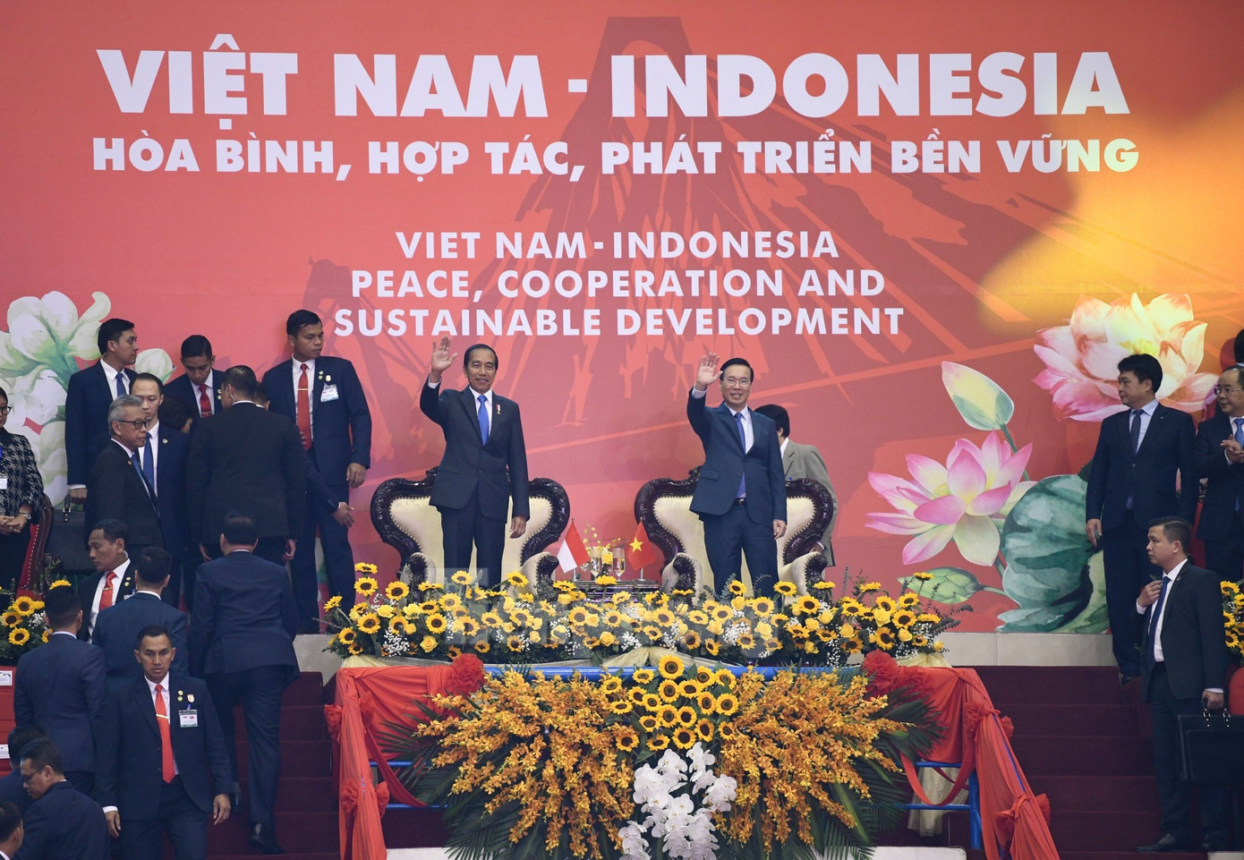 Chủ tịch nước Võ Văn Thưởng và Tổng thống Indonesia Joko Widodo xem chương trình biểu diễn nghệ thuật và võ thuật tại Cung Thể thao Quần Ngựa ngày 12/1. (Ảnh: Như Ý)