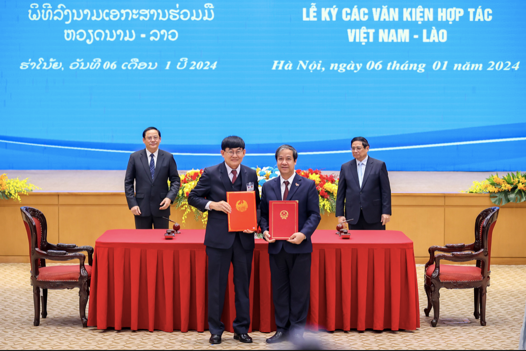 Ký kết Kế hoạch hợp tác năm 2024 giữa Bộ Giáo dục và Đào tạo Việt Nam và Bộ Giáo dục và Thể thao Lào. (Ảnh: Nhật Minh)