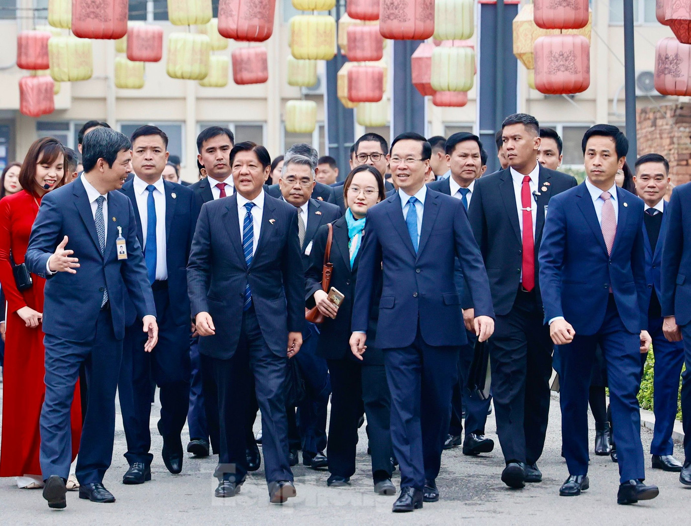 Chủ tịch nước Võ Văn Thưởng cùng Tổng thống Philippines Ferdinand Marcos Jr tham quan Hoàng thành Thăng Long. (Ảnh: Như Ý)