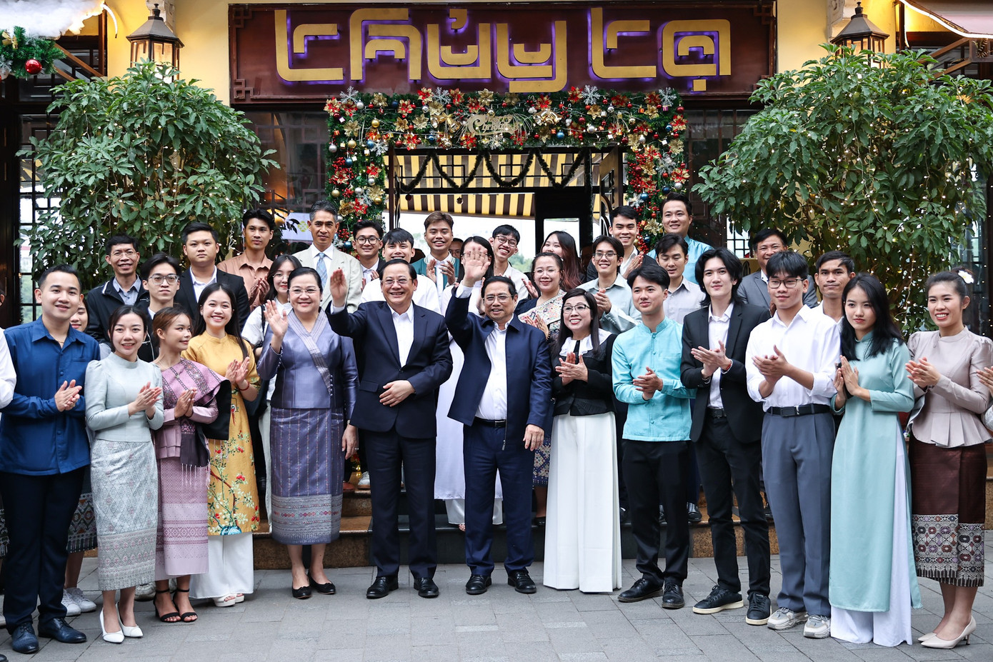 Thủ tướng Phạm Minh Chính và Phu nhân cùng Thủ tướng CHDCND Lào Sonexay Siphandone và Phu nhân chụp ảnh trước nhà hàng Thuỷ Tạ bên hồ Hoàn Kiếm. (Ảnh: Đoàn Bắc)