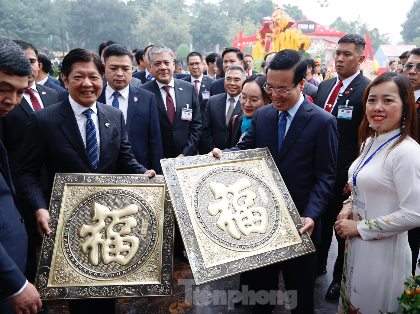 Lãnh đạo khu di tích tặng Tổng thống Philippines bức thư pháp có chữ "Phúc". (Ảnh: Như Ý)