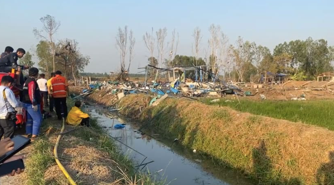 Nhiều mảnh kim loại văng xung quanh khu vực nhà máy. (Ảnh: FB) Nhiều mảnh kim loại văng xung quanh khu vực nhà máy. (Ảnh: FB)