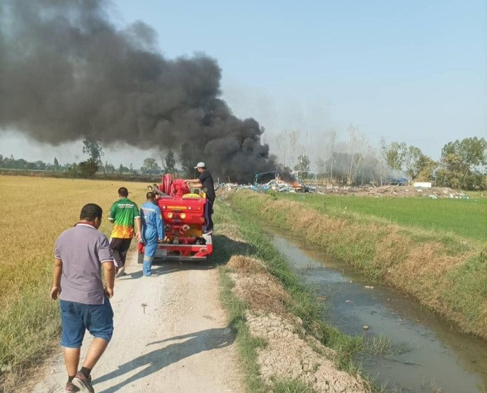 Khói đen bốc lên từ hiện trường vụ nổ nhà máy pháo hoa. (Ảnh: FB) Khói đen bốc lên từ hiện trường vụ nổ nhà máy pháo hoa. (Ảnh: FB)