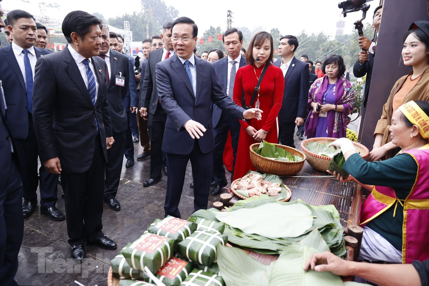 Chủ tịch nước Võ Văn Thưởng giới thiệu với Tổng thống Philippines về cách gói bánh chưng để đón Tết của người Việt. (Ảnh: Như Ý)