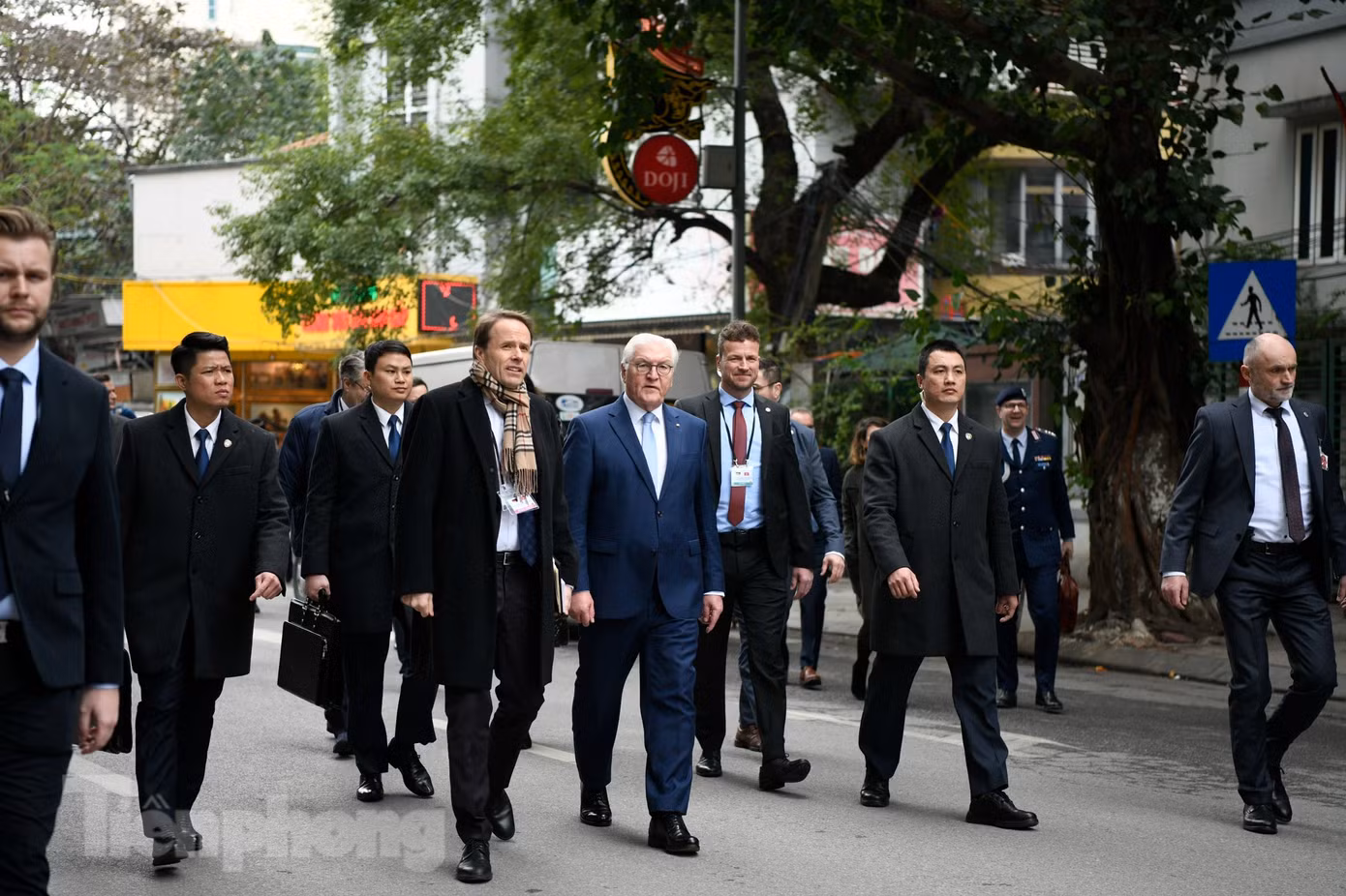 Tổng thống Đức Frank- Walter Steinmeier đi bộ từ Văn Miếu - Quốc Tử Giám để vào quán cà phê. (Ảnh: Như Ý)